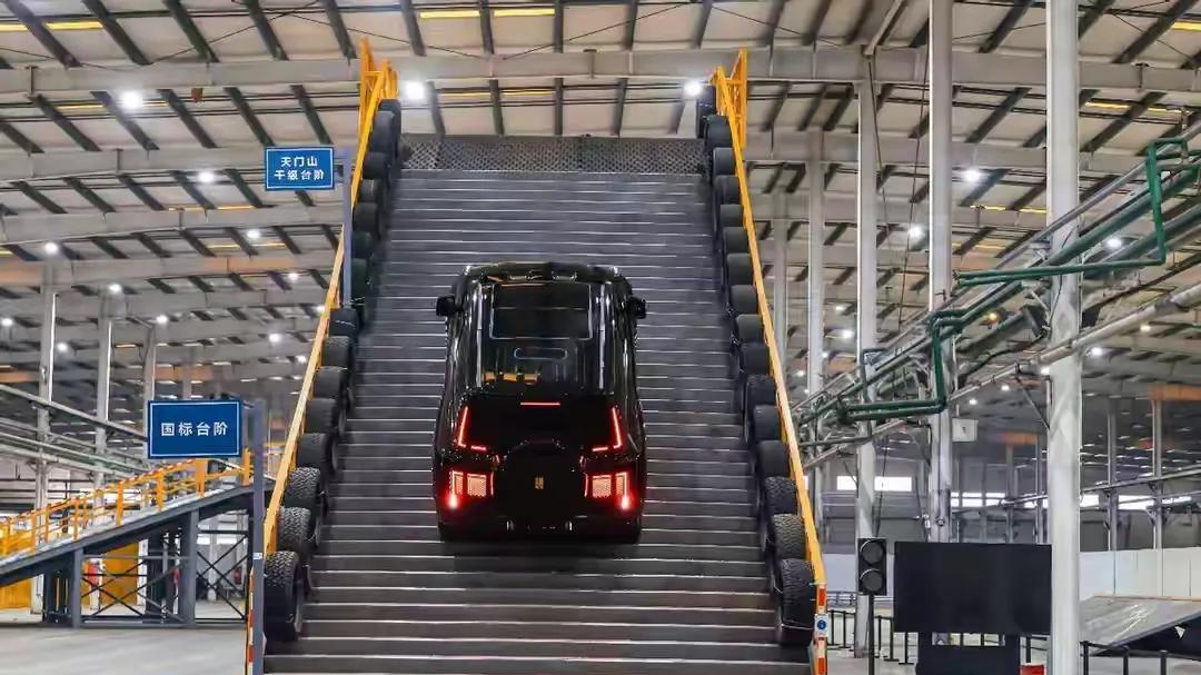 比亚迪综合越野开发中心亮相，真正实现室内玩转极限越野啦！