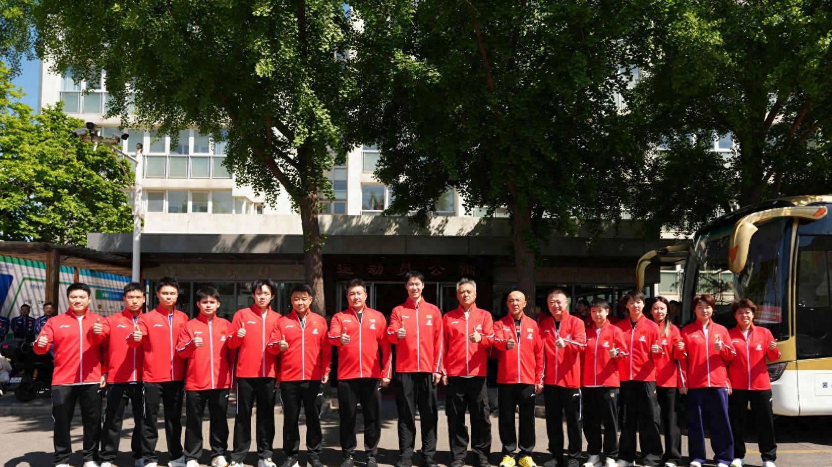 国乒出征团体世乒赛，孙颖莎和王楚钦表情严肃，王曼昱很放松
