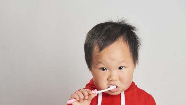怎么给宝宝刷牙才正确？牙医妈妈手把手教你