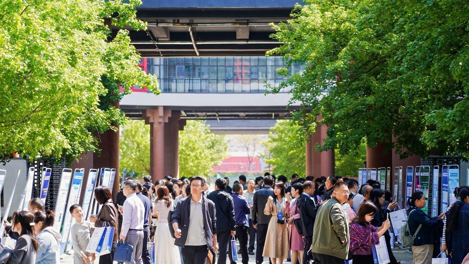 全国基础教育化学课程教材应用实践研讨会在青举行