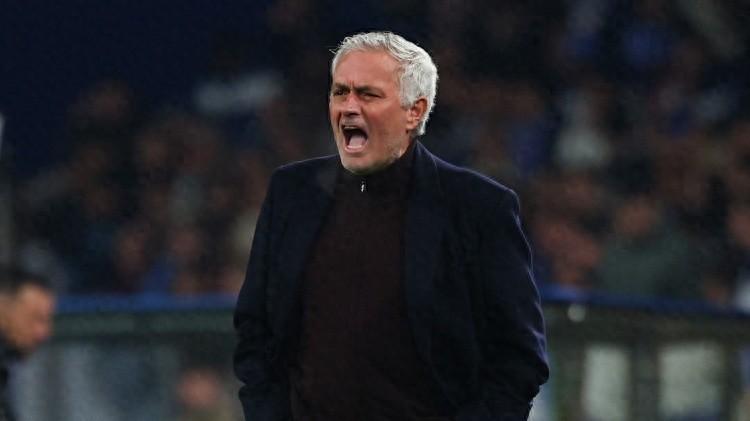 穆帅暴怒吃双黄，皇马旧帅被罚上看台，伯纳乌禁令倒计时。