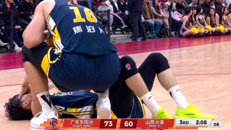 CBA粤晋大战，徐杰伤退细节，迪亚洛挑衅广东球迷！