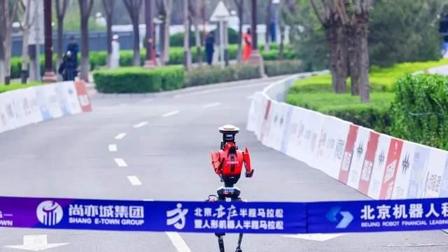 破纪录！机器人跑赢人类！5G-A护航！人形机器人半马破纪录