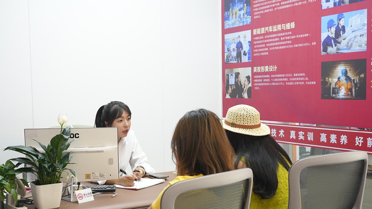 报名现场太火爆了！甘肃万通新生报到第一天，热门专业名额正在分秒递减