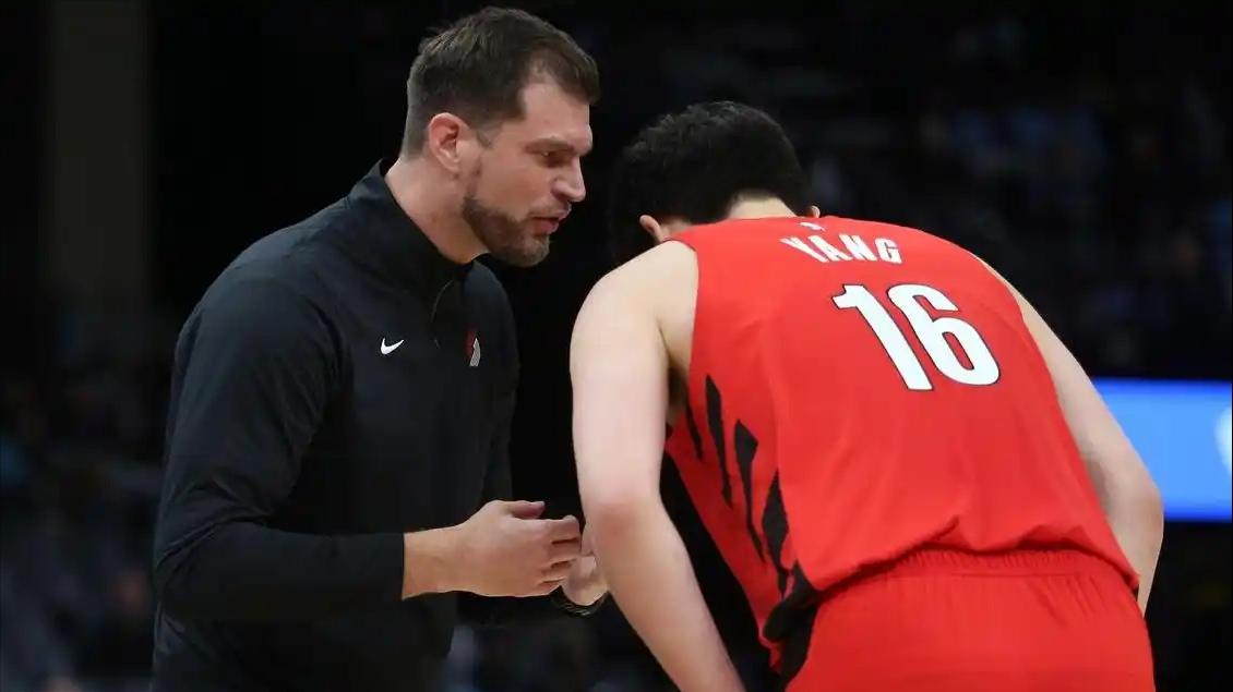 吃饼暴扣2+1！单防后卫不吃亏，杨瀚森一战打服斯帅：没让我失望