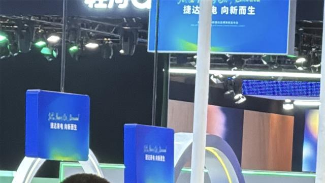 极氪展台人气爆棚！理想汽车CEO李想近距离体验8X、9X
