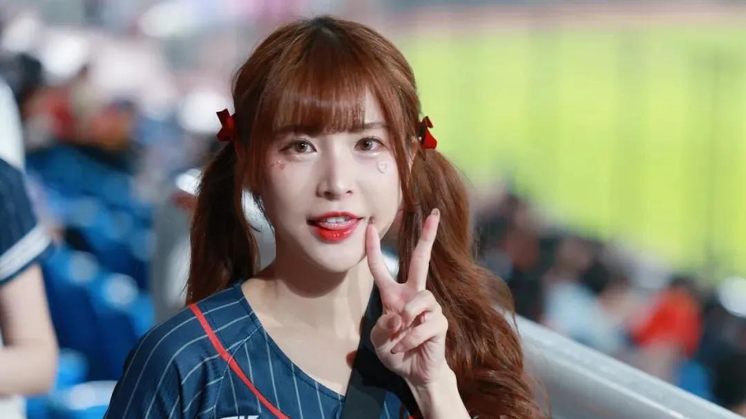 啦啦队女神的蜕变：孟洁的平凡与不凡