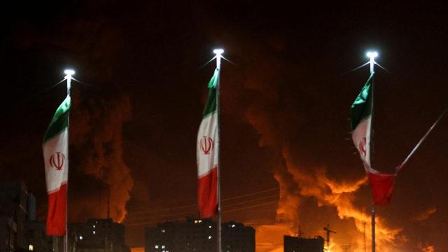 伊朗街头出现大批黑衣“蒙面人”，哈梅内伊借兵“入关”？