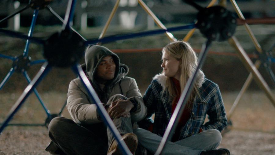 《Their Town》两名高中生相识的故事，捕捉青春的自由与不安