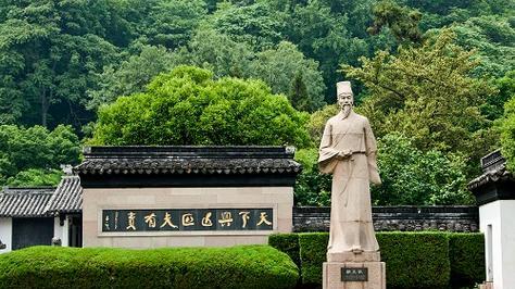 明末清初启蒙思想家顾炎武提倡藏富于民，反对“独治”，主张“众治”