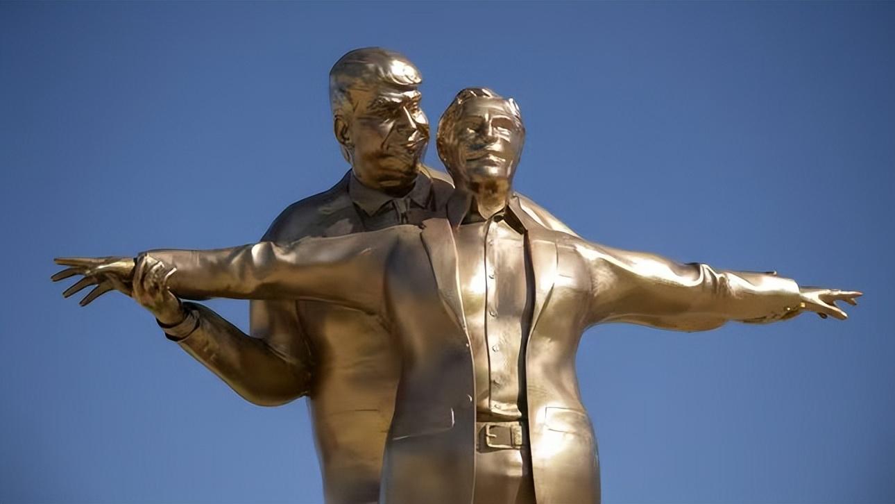 国会大厦现奇葩铜像，特朗普爱泼斯坦复刻泰坦尼克名场面