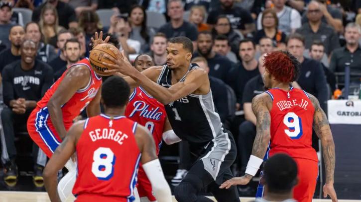 文班亚马拿17分但伤退！马刺迎赛季第60胜，恩比德19罚轰34+12