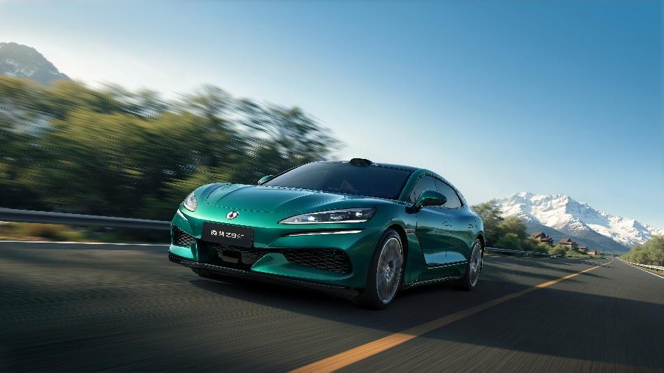 全球首台闪充车型全新腾势Z9GT正式交付，9分钟充饱千公里