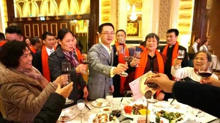 老板哭穷取消年终奖，5名员工连夜辞职，月底发工资留下的全笑了