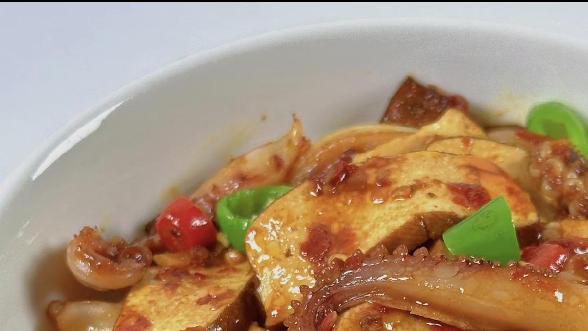 鱿鱼炒香干，一道鲜香弹嫩，下饭无敌的家常好菜