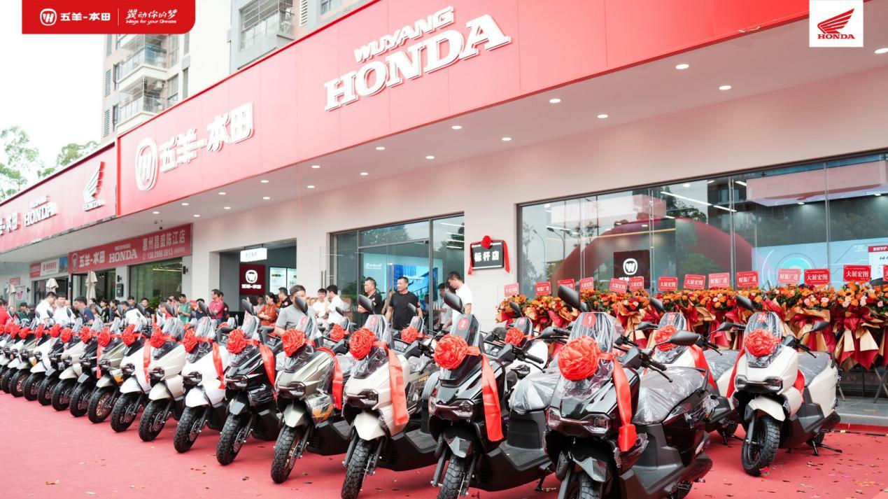 摩托车门店不止卖车？五羊本田首家标杆店更像“车迷会客厅”