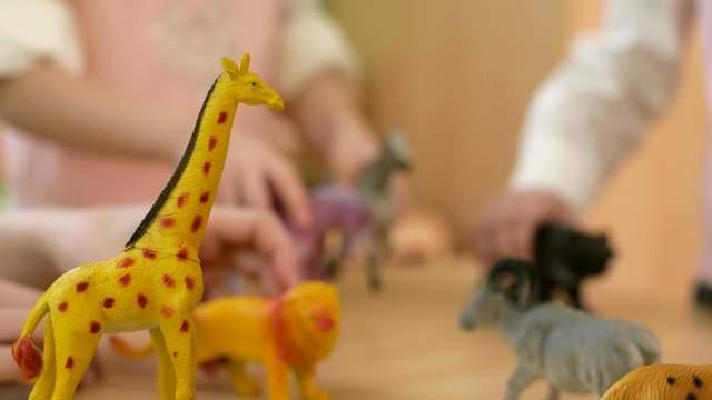 跟婴儿聊天聊什么？这样聊，越聊孩子越聪明