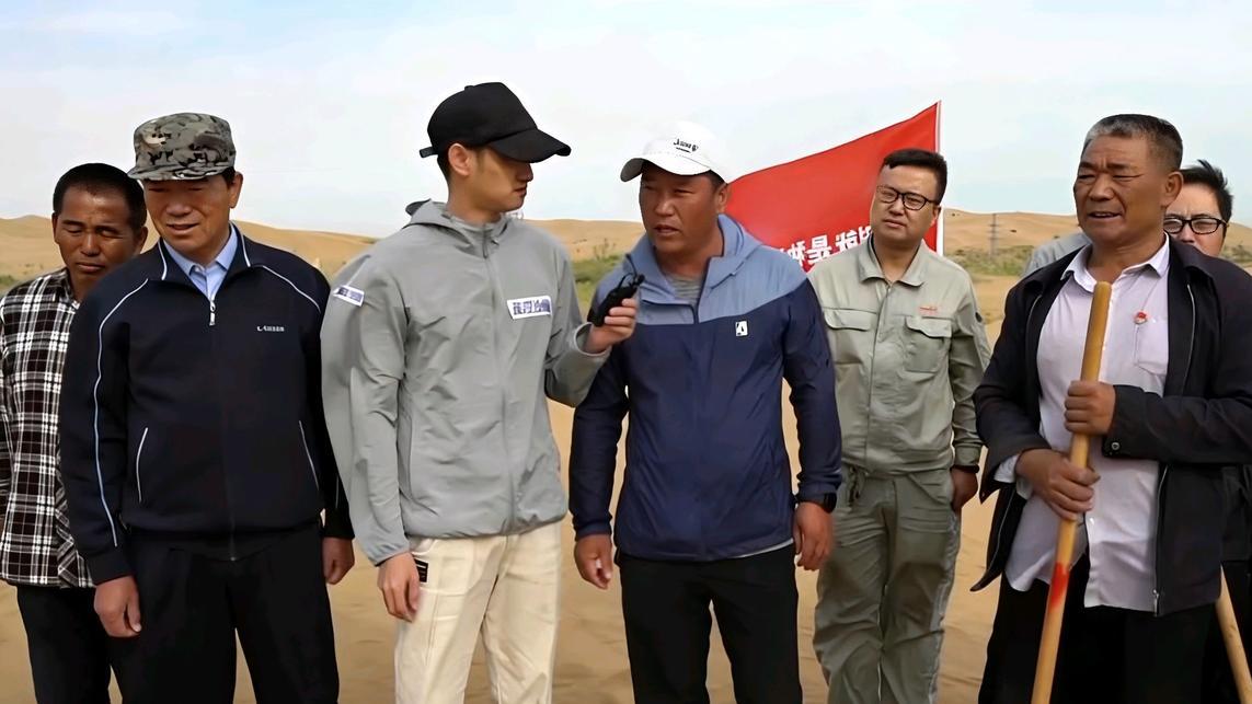 2020年，内蒙古一男子发明了一款沙漠植树机，10秒便能种植一棵树