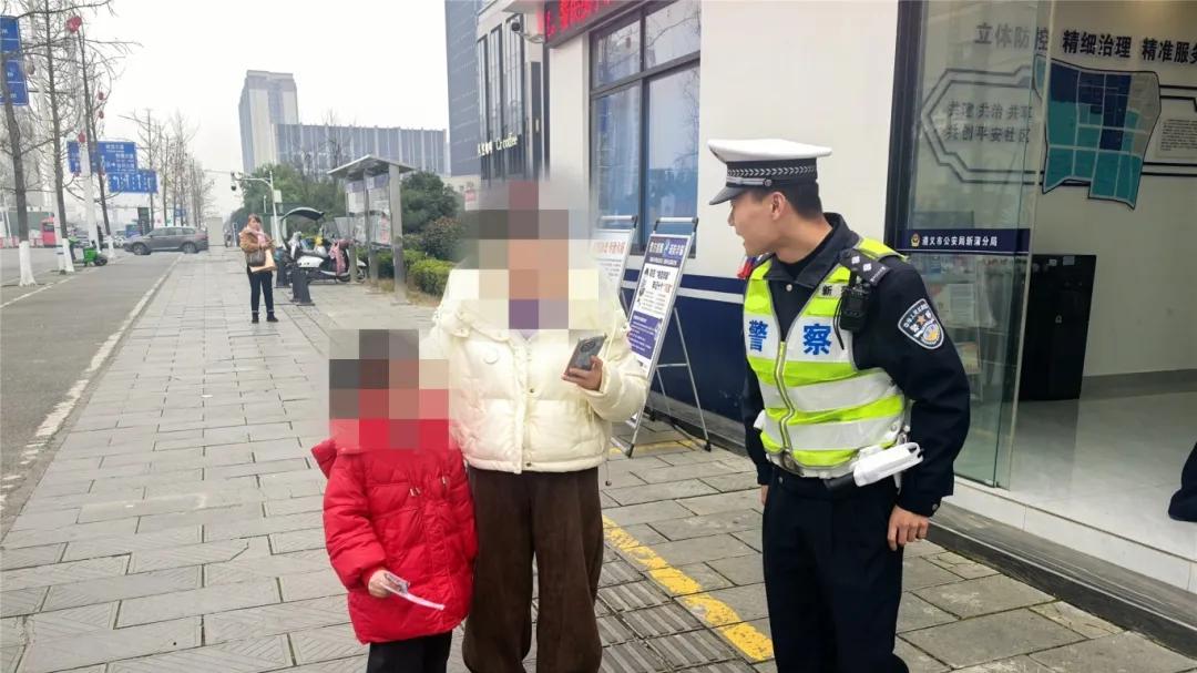 萌娃与奶奶走散，新蒲交警开启“护娃”模式，半小时后与家人重逢