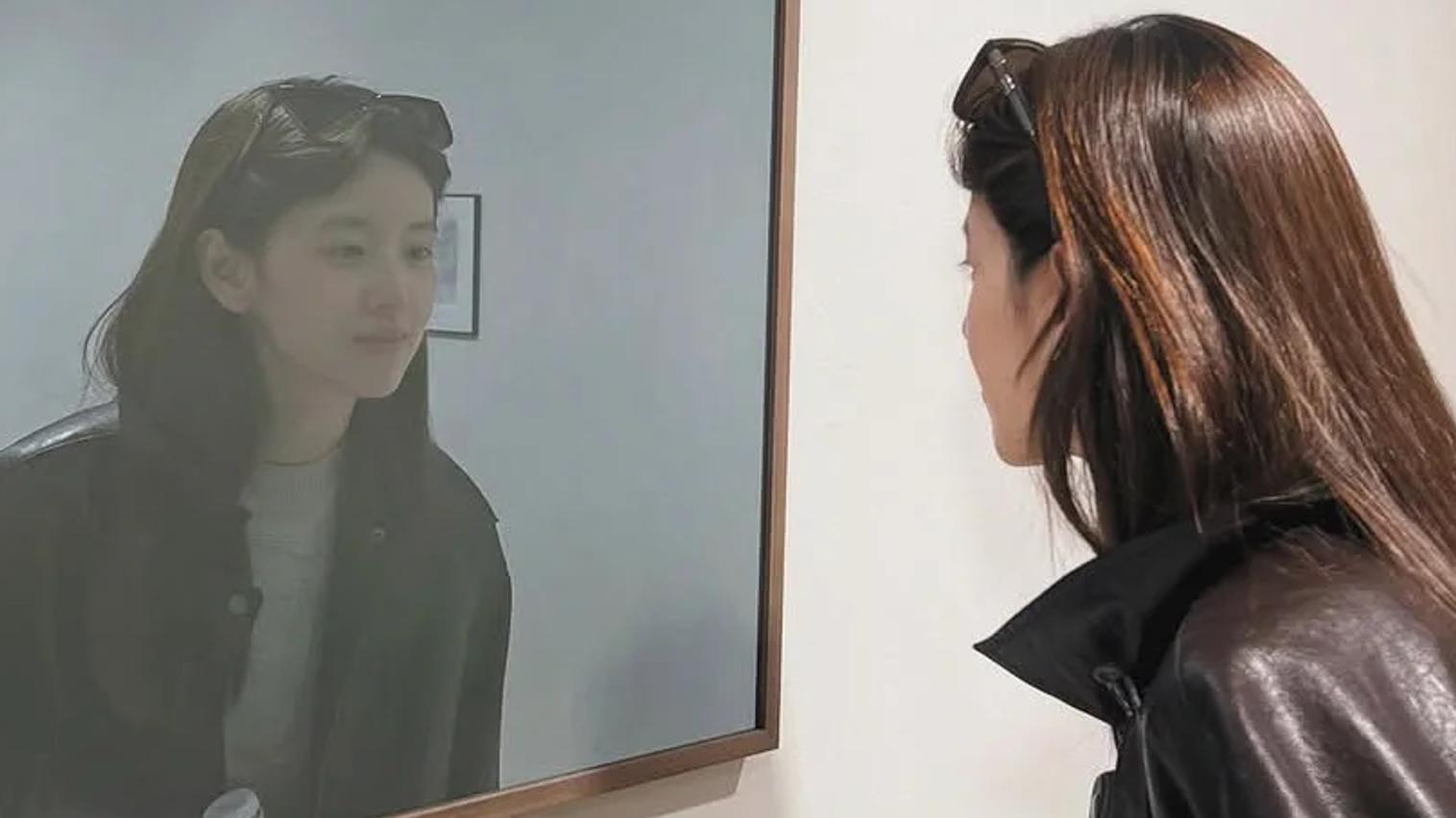 章泽天INS晒新照：黑皮衣墨镜显酷飒，素颜出镜状态佳