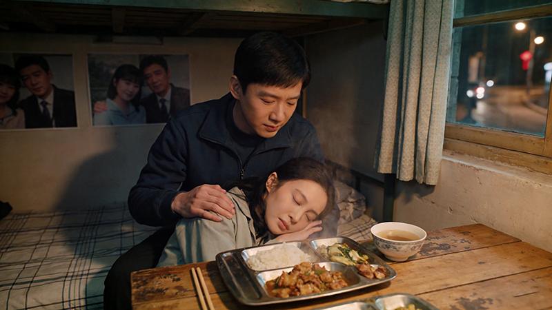 我突然间羡慕，那些长得都不好看但互相很体贴的情侣