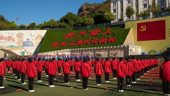 贾秀芳率领学院大思政课实践团走进云南丽江华坪女子高级中学