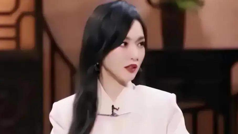 离婚真相曝光不到2个月，“一言不发”的唐嫣，给娱乐圈上了一课