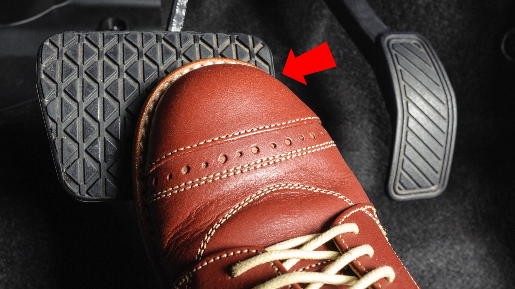 拉起手刹的瞬间，刹车踏板突然下沉：别怕，这不是故障！