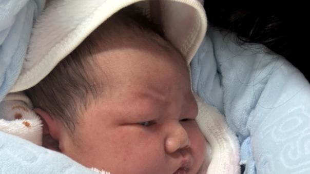 宝宝刚出生，若有这3个表现，应该窃喜，发育也很好