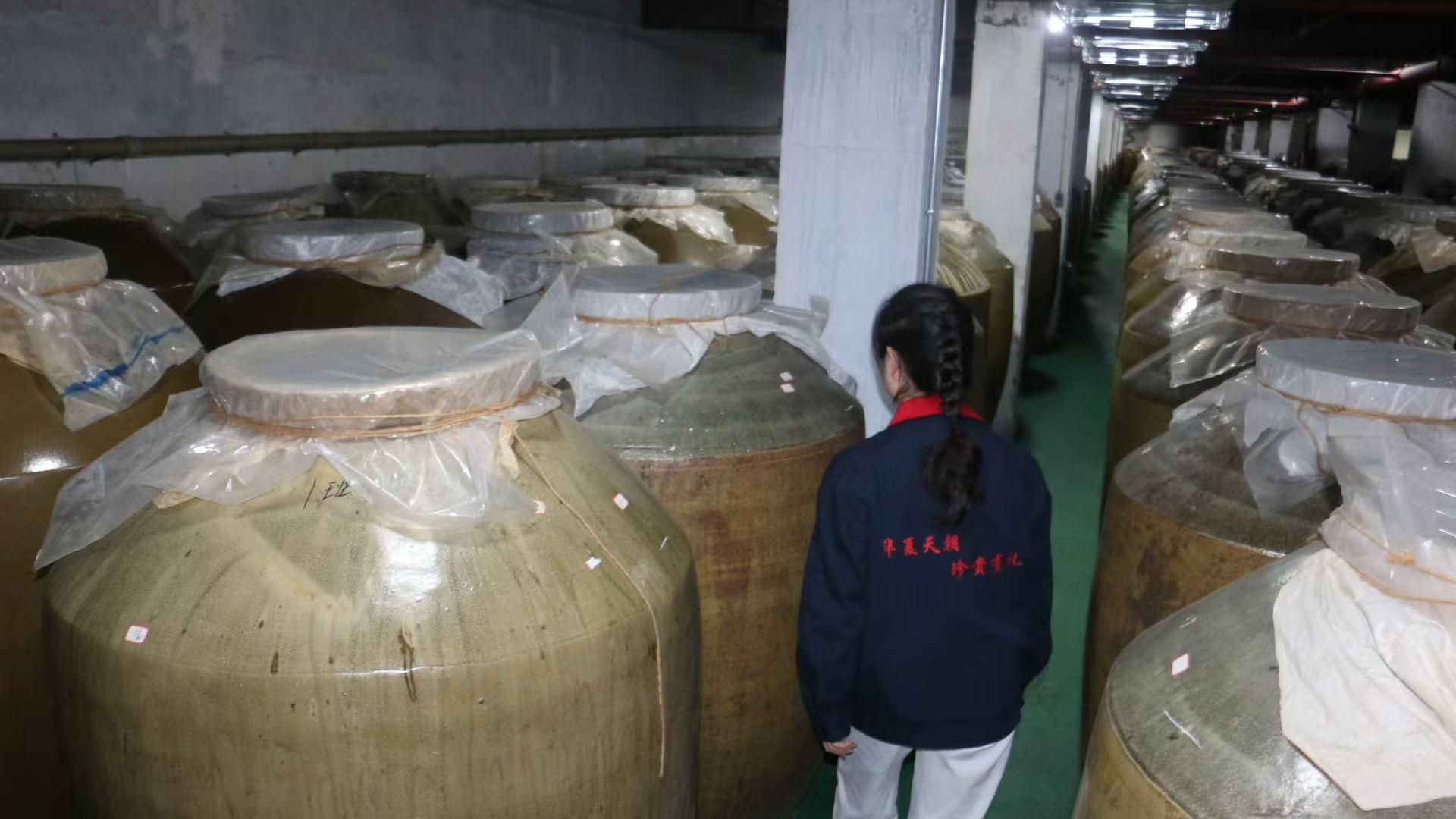 中国酿酒的真功夫，不在流水线，在老师傅的那双手里