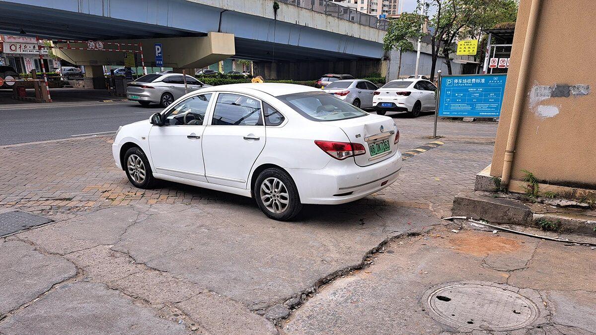 女子途经破损路段致骨折，东莞一社区已临时修补并协商赔偿