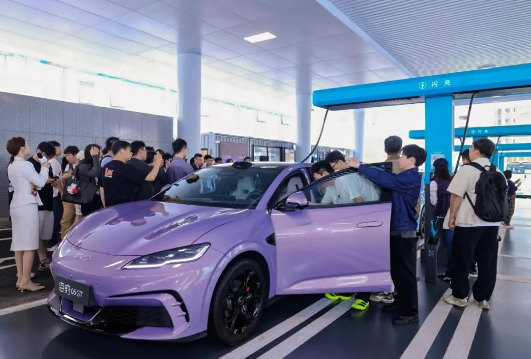 比亚迪2026款海豹06GT上市交付快人一步 全国新车已到店