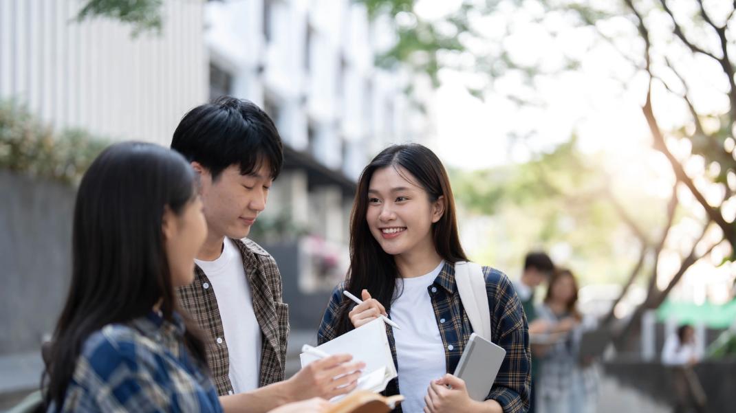 别再用门禁“圈养”大学生，敞开校门，才是大学育人的底气