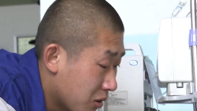 9岁男童患白血病命不久矣，父亲为救他盗窃入狱，重聚后父子泪别