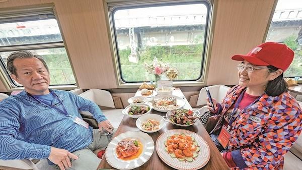 武铁首趟舒适型旅游专列来啦 有棋牌室、K歌房，包房还有独立卫浴