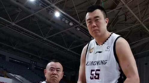 女网红偶遇合影韩德君，后者身材暴瘦引热议，才退役一年而已