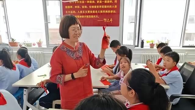 呼和浩特市回民区铁三小走进社区开展非遗剪纸实践活动