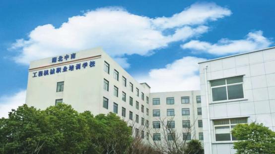 校企携手聚力新能源 中南职校联合子归汽修开设新能源维修专业