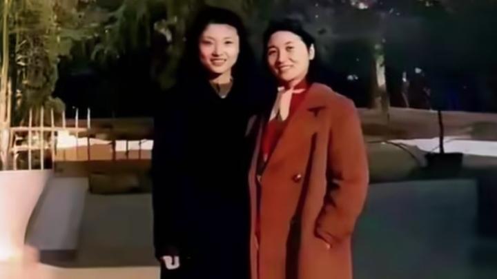 周涛北广求学旧照曝光，母亲高挑精致五官酷似女儿，母女同框颜值惊艳。