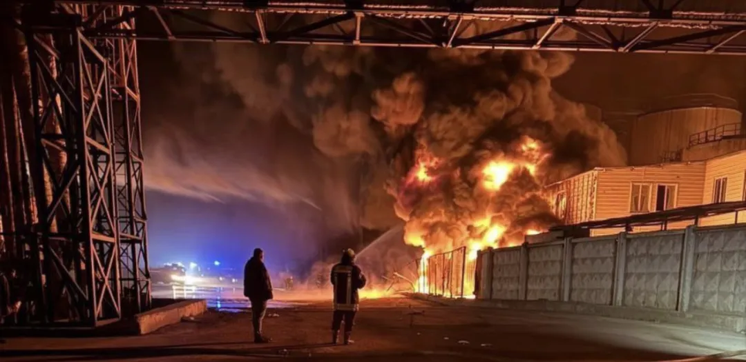 不是炸毁，而是“掐断”：伊朗正被一步步逼到墙角