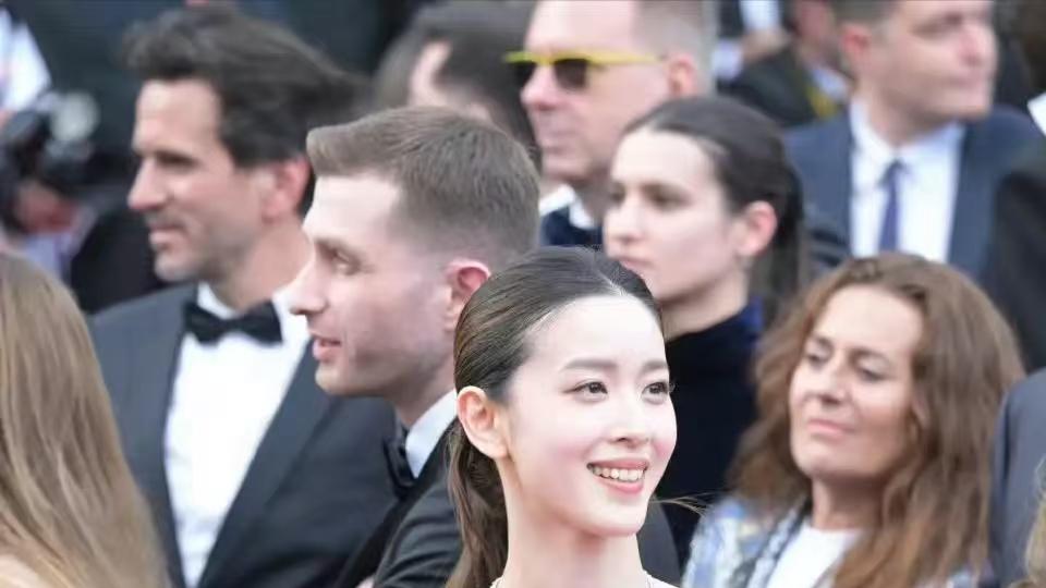 章泽天戛纳红毯无声炫富：88.88克拉蓝宝石，藏着刘强东最看重的体面