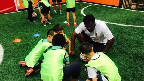 校园足球练习引发意外骨折，法院判决：学校及同练同学均无责