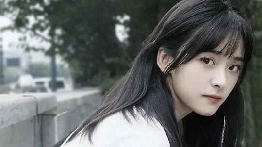 沈月素颜照惊艳全网：卸下滤镜的“真实美”，才是内娱最稀缺的底气