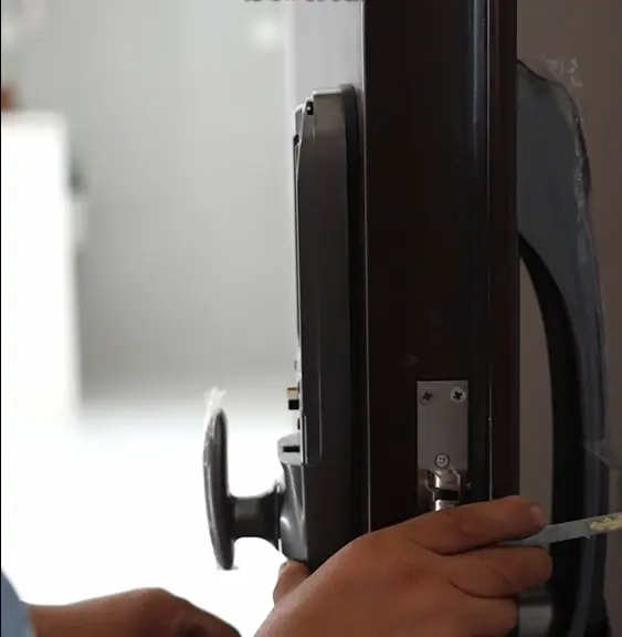 买智能锁前必问客服的3个问题！90%的人都忽略了安装费用和适配性