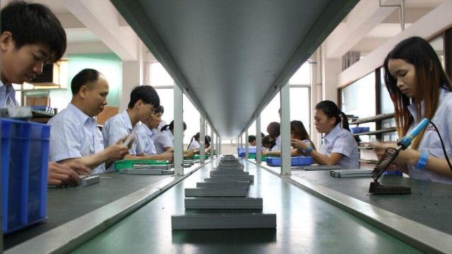 餐饮服务员vs进厂/电子厂：谁更累？差异讲透