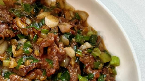 葱烧牛肉：大葱与牛肉的浓香二重奏