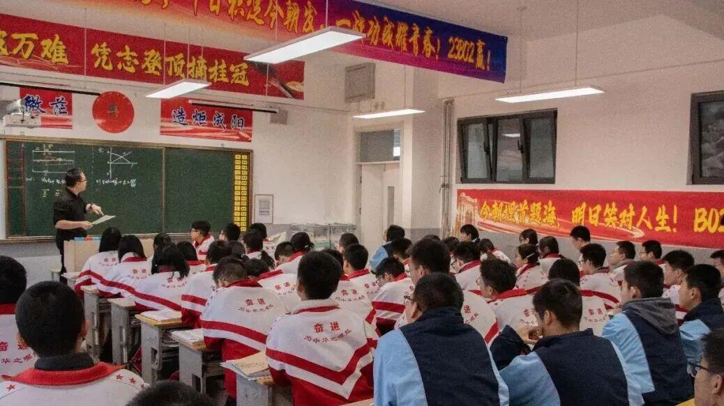 新疆库尔勒四中师生走进衡水十三中参观交流