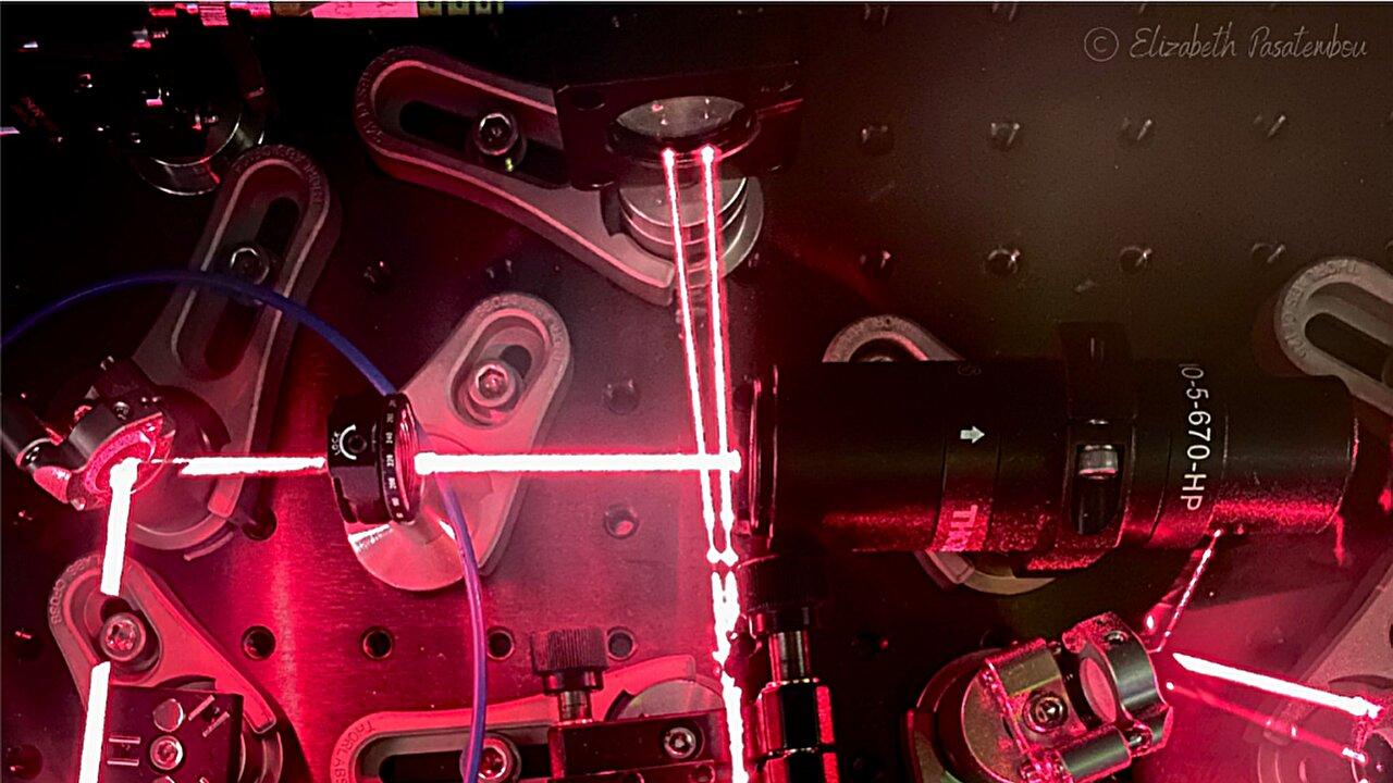 量子传感器真能听见宇宙心跳？噪声竟成最强帮凶！