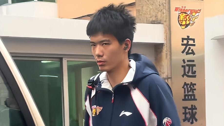 看了张皓嘉上空篮不进后杜锋的反应，才知道，焦泊乔为什么会离队