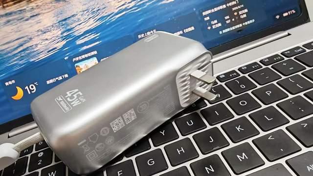 出差必备良品，倍思45W超能充Pro三合一充电宝一个就够